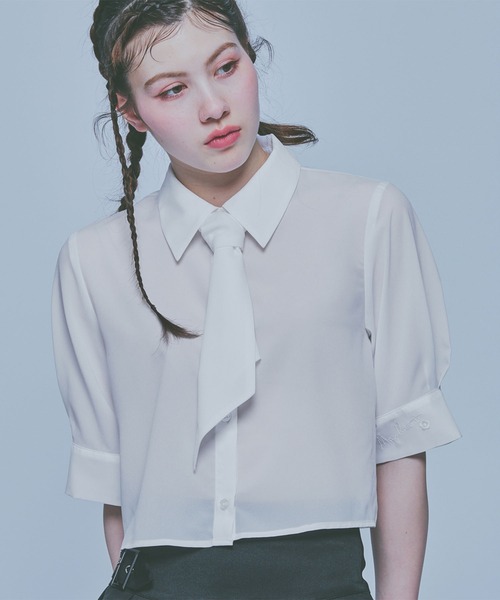 MARY QUANT(マリークワント)の「スカーフ付きクロップド ブラウス(シャツ/ブラウス・レディース・ブルー/ホワイト/ブラック・M)」の2枚目の写真