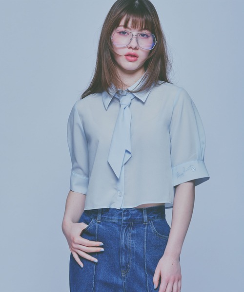 MARY QUANT(マリークワント)の「スカーフ付きクロップド ブラウス(シャツ/ブラウス・レディース・ブルー/ホワイト/ブラック・M)」の1枚目の写真