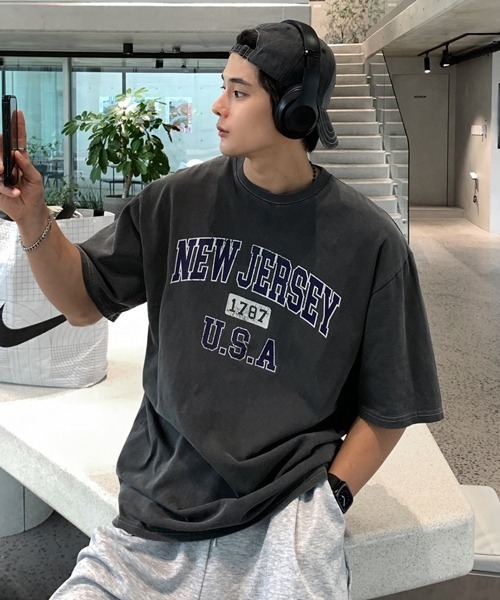 NOWLE(ノウル)の「【NOWLE】ピグメント加工 ヴィンテージライク カレッジロゴプリント 半袖 Tシャツ / ルーズシルエット(Tシャツ/カットソー・メンズ・ダークグレー・SMALL/MEDIUM/LARGE/X-LARGE)」の1枚目の写真
