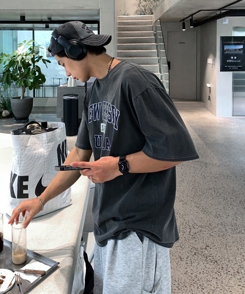 NOWLE(ノウル)の「【NOWLE】ピグメント加工 ヴィンテージライク カレッジロゴプリント 半袖 Tシャツ / ルーズシルエット(Tシャツ/カットソー・メンズ・ダークグレー・SMALL/MEDIUM/LARGE/X-LARGE)」の4枚目の写真