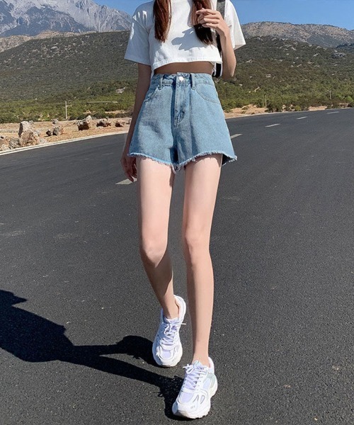 Flugge(フラッジー)の「カットオフショートデニムパンツ(デニムパンツ・レディース・ライトブルー/ブラック・MEDIUM/LARGE)」の4枚目の写真
