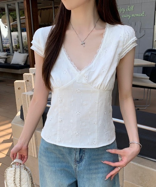 AMAJI(アマジ)の「Vネック レース切替 バックレースアップ ジャガード スリム 半袖Tシャツ(Tシャツ/カットソー・レディース・ホワイト・LARGE/MEDIUM/SMALL/X-LARGE)」の1枚目の写真