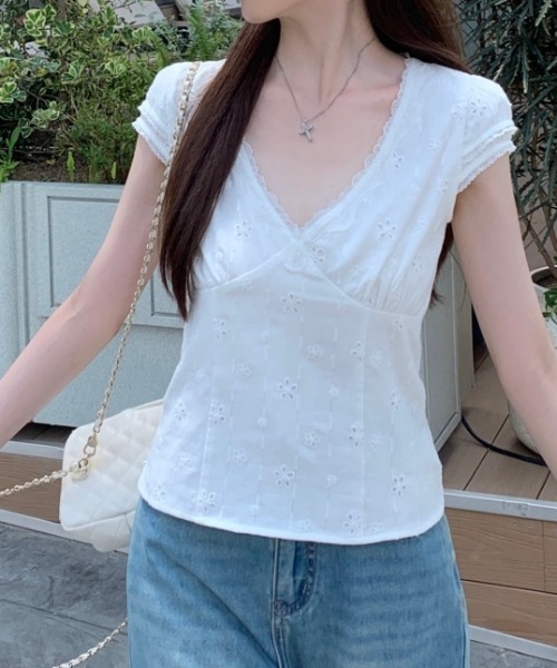 AMAJI(アマジ)の「Vネック レース切替 バックレースアップ ジャガード スリム 半袖Tシャツ(Tシャツ/カットソー・レディース・ホワイト・LARGE/MEDIUM/SMALL/X-LARGE)」の3枚目の写真