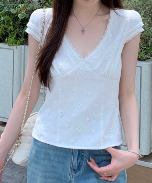 AMAJI(アマジ)の「Vネック レース切替 バックレースアップ ジャガード スリム 半袖Tシャツ(Tシャツ/カットソー・レディース・ホワイト・LARGE/MEDIUM/SMALL/X-LARGE)」の4枚目の写真