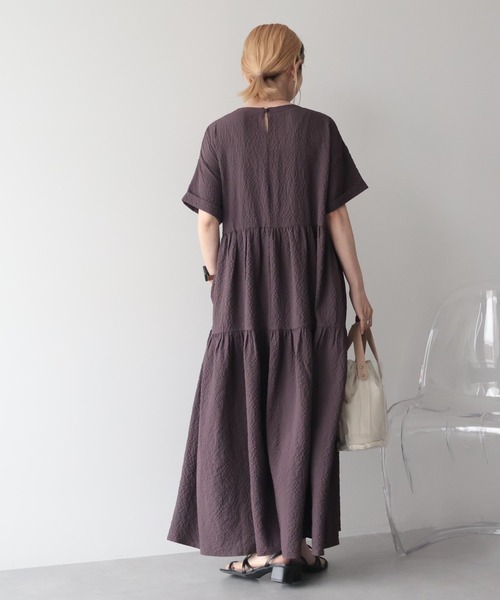 AMERICAN HOLIC（アメリカンホリック）の「【WEB限定】【さらっとノンストレス】サッカーティアードワンピース＜丈違い＞【UVカット・イージーケア】（ワンピース・レディース・ブラック/ブラウン・L/M）」の5枚目の写真