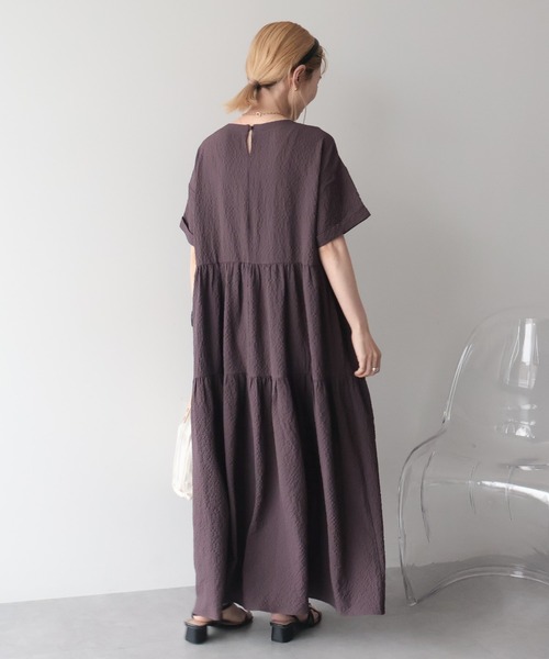 AMERICAN HOLIC（アメリカンホリック）の「【WEB限定】【さらっとノンストレス】サッカーティアードワンピース＜丈違い＞【UVカット・イージーケア】（ワンピース・レディース・ブラック/ブラウン・L/M）」の9枚目の写真