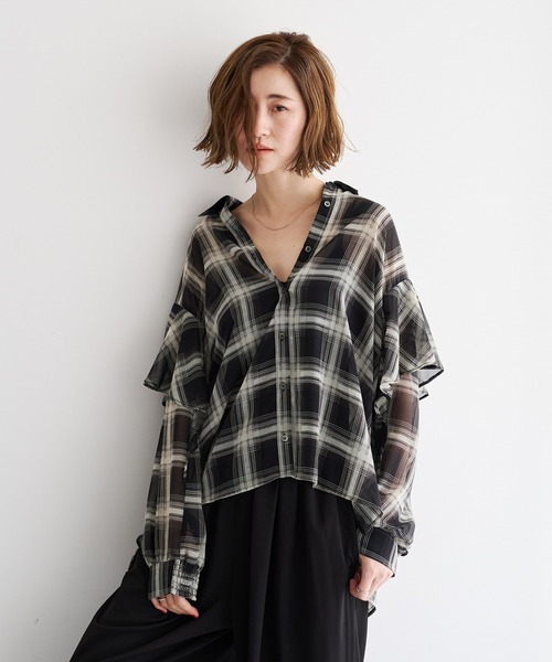 YECCA VECCA(イェッカヴェッカ)の「チェック柄シアーラッフルシャツ(シャツ/ブラウス・レディース・ブラック/ブラウン・FREE)」の2枚目の写真