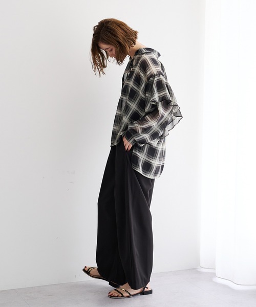 YECCA VECCA(イェッカヴェッカ)の「チェック柄シアーラッフルシャツ(シャツ/ブラウス・レディース・ブラック/ブラウン・FREE)」の11枚目の写真