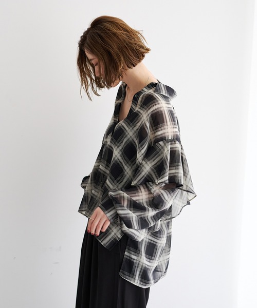 YECCA VECCA(イェッカヴェッカ)の「チェック柄シアーラッフルシャツ(シャツ/ブラウス・レディース・ブラック/ブラウン・FREE)」の5枚目の写真