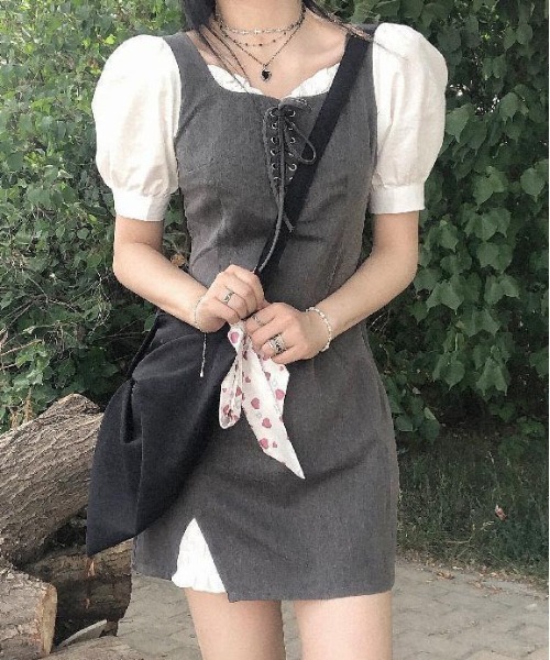 ＆soiree（アンドソワレ）の「レイヤード風レースアップ半袖ミニワンピース（ワンピース・レディース・グレー・SMALL/MEDIUM/LARGE/X-LARGE）」の4枚目の写真