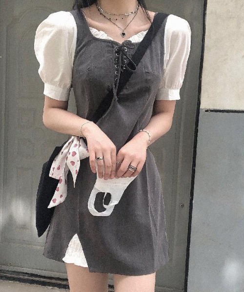 ＆soiree（アンドソワレ）の「レイヤード風レースアップ半袖ミニワンピース（ワンピース・レディース・グレー・SMALL/MEDIUM/LARGE/X-LARGE）」の3枚目の写真