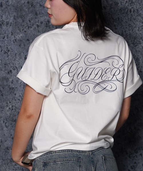 GUIDER(ガイダー)の「【GUIDER】カーシブ ロゴ Tee / Cursive Logo Tee(Tシャツ/カットソー・メンズ・ホワイト/チャコールグレー/ブラック・S/M/L)」の2枚目の写真
