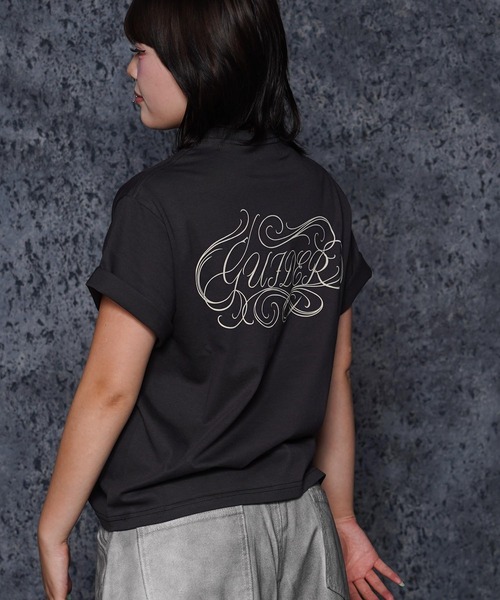 GUIDER(ガイダー)の「【GUIDER】カーシブ ロゴ Tee / Cursive Logo Tee(Tシャツ/カットソー・メンズ・ホワイト/チャコールグレー/ブラック・S/M/L)」の4枚目の写真