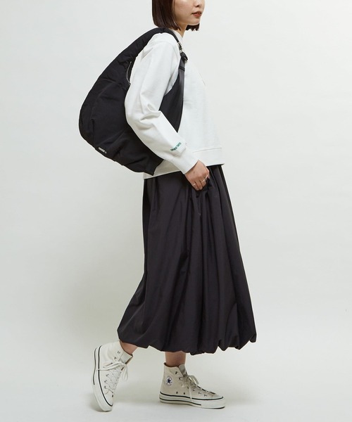 CONVERSE TOKYO（コンバーストウキョウ）の「NYLON GATHER MOON SHOULDER BAG（ショルダーバッグ・レディース・ブラック/カーキ・FREE）」の9枚目の写真