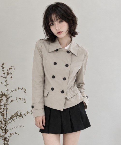 Aelina(エリナ)の「レギュラーカラーダブルブレストショートトレンチコート(トレンチコート・レディース・ブラック/ベージュ・FREE)」の2枚目の写真