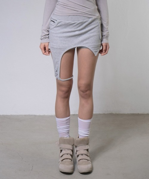FANCY CLUB(ファンシークラブ)の「A'GEM/9 × .kom 『FANCY CLUB/ファンシークラブ』 OVERLAY SHORTS/オーバーレイショーツ(その他パンツ・レディース・ブラック/グレー・FREE)」の4枚目の写真