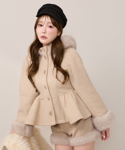 one after another NICE CLAUP(ワンアフターアナザーナイスクラップ)の「【セットアップ可能/パンツ別売り】フェイクファーペプラムコート(ステンカラーコート・レディース・オフホワイト/ブラック/ベージュ/ブラック系その他・FREE)」の1枚目の写真