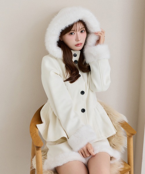 one after another NICE CLAUP(ワンアフターアナザーナイスクラップ)の「【セットアップ可能/パンツ別売り】フェイクファーペプラムコート(ステンカラーコート・レディース・オフホワイト/ブラック/ベージュ/ブラック系その他・FREE)」の2枚目の写真