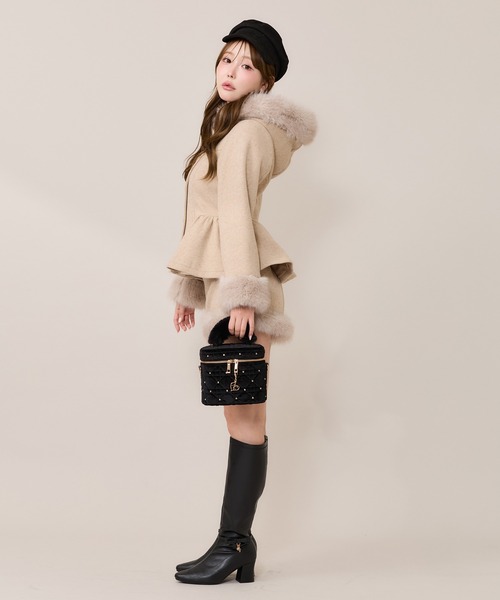one after another NICE CLAUP(ワンアフターアナザーナイスクラップ)の「【セットアップ可能/パンツ別売り】フェイクファーペプラムコート(ステンカラーコート・レディース・オフホワイト/ブラック/ベージュ/ブラック系その他・FREE)」の7枚目の写真