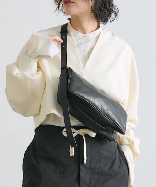 極美品✨イアパピヨネ　ミニスワローマチショルダーバッグ　ブラック　山羊革　軽量 本革/280g》ミニスワローマチショルダーバッグ（ショルダーバッグ