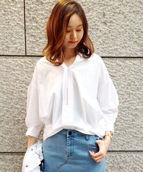 PAPILLONNER(パピヨネ)の「プルオーバーシャツ(シャツ/ブラウス・レディース・オフホワイト/サックスブルー/ブラック・FREE)」の1枚目の写真