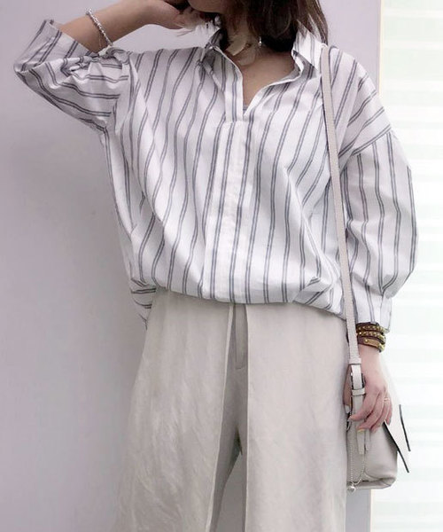 PAPILLONNER(パピヨネ)の「プルオーバーシャツ(シャツ/ブラウス・レディース・オフホワイト/サックスブルー/ブラック・FREE)」の2枚目の写真