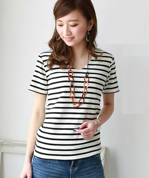 REAL CUBE（リアルキューブ）の「REAL CUBE Vネックフライスカットソー　半袖タイプ（Tシャツ/カットソー・レディース・ホワイト×ブラック/ブルー系その他/ブラック/オフホワイト/カーキ・36/38/40）」の3枚目の写真