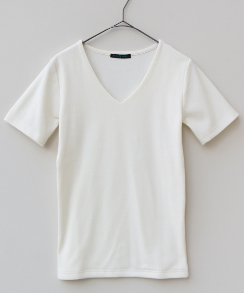 REAL CUBE（リアルキューブ）の「REAL CUBE Vネックフライスカットソー　半袖タイプ（Tシャツ/カットソー・レディース・ホワイト×ブラック/ブルー系その他/ブラック/オフホワイト/カーキ・36/38/40）」の2枚目の写真