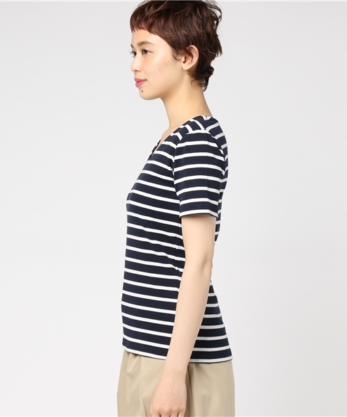 REAL CUBE（リアルキューブ）の「REAL CUBE Vネックフライスカットソー　半袖タイプ（Tシャツ/カットソー・レディース・ホワイト×ブラック/ブルー系その他/ブラック/オフホワイト/カーキ・36/38/40）」の8枚目の写真