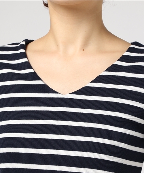 REAL CUBE（リアルキューブ）の「REAL CUBE Vネックフライスカットソー　半袖タイプ（Tシャツ/カットソー・レディース・ホワイト×ブラック/ブルー系その他/ブラック/オフホワイト/カーキ・36/38/40）」の11枚目の写真