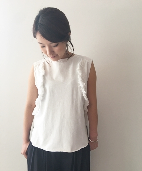 Banner Barrett(バナーバレット)の「タッセルジャージートップス(Tシャツ/カットソー・レディース・オフホワイト/ブルー/ブラック/カーキ/マスタード・38)」の2枚目の写真