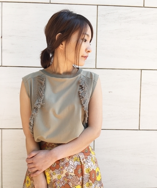 Banner Barrett(バナーバレット)の「タッセルジャージートップス(Tシャツ/カットソー・レディース・オフホワイト/ブルー/ブラック/カーキ/マスタード・38)」の4枚目の写真