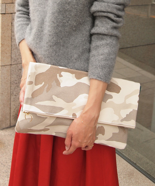 BEAUTY&YOUTH UNITED ARROWS（ビューティーアンドユースユナイテッドアローズ）の「BYBC ∵TEMBEA別注 カモフラージュクラッチ（クラッチバッグ・レディース・ナチュラル/オリーブ・FREE）」の2枚目の写真