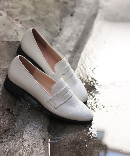 SESTO（セスト）の「生活防水。晴雨兼用コインローファーパンプス（レインシューズ・レディース・ホワイト/ブラック/チェック・22.5cm/23.5cm/24.5cm/25.5cm/23.0cm/24.0cm/22.0cm）」の4枚目の写真