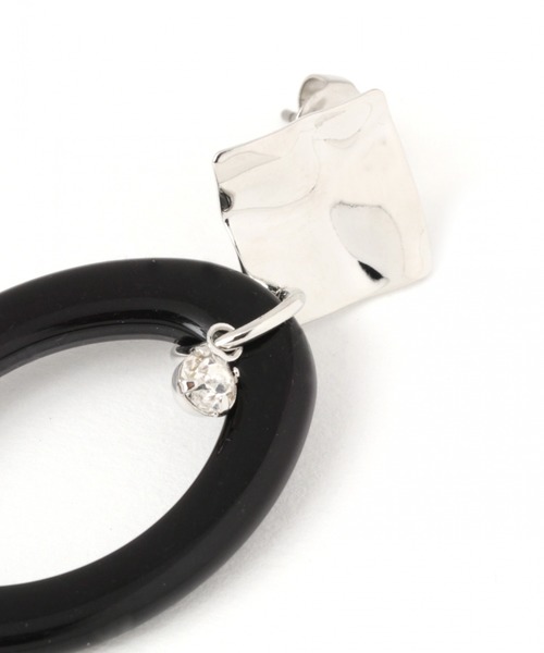 LAKOLE（ラコレ）の「オーバルモチーフピアス / LAKOLE（ピアス（両耳用）・レディース・グレー/アイボリー・FREE）」の4枚目の写真