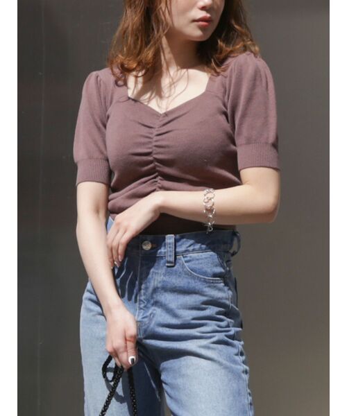 dazzlin(ダズリン)の「ハートマークギャザーニットトップス(ニット/セーター・レディース・ベージュ/ブラウン/オフホワイト/イエロー/ブルー・FREE)」の2枚目の写真