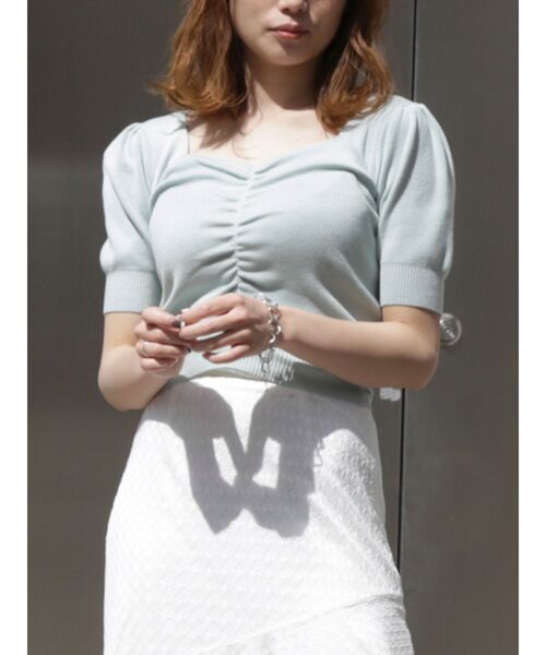 dazzlin(ダズリン)の「ハートマークギャザーニットトップス(ニット/セーター・レディース・ベージュ/ブラウン/オフホワイト/イエロー/ブルー・FREE)」の4枚目の写真