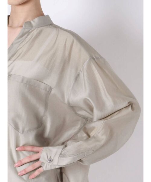 MERCURYDUO(マーキュリーデュオ)の「バックオープンリボンシャツ(シャツ/ブラウス・レディース・オフホワイト/ラベンダー/カーキ・FREE)」の5枚目の写真