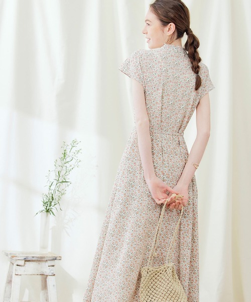 PURIL（ピュリル）の「【PURIL】サイドポケット付き フレンチスリーブ フラワープリント ゆるミモレ丈 花柄シャツワンピース（シャツワンピース・レディース・ホワイト/ブルー/モカ・S/M）」の7枚目の写真