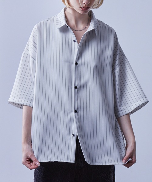 Loose/ルース(ルース)の「ドレープトロミ ルーズシャツ(シャツ/ブラウス・メンズ・ライトブルー/グレー/ホワイト/グレイッシュベージュ/ブルーグレー/ブラック/グリーン/グレイッシュブルー/ブルー系/チャコールグレー/スモークグレー/ダークグリーン/グレー系その他/ブルー系その他/ホワイト系/ブラウン系/オフホワイト/ライトグレー/ホワイト系2/ホワイト系1/グリーン系1/ブラック系1/ピンク系1/レッド系/グレー系/ブラック系・S/M/L/XS)」の4枚目の写真