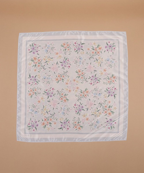 Samantha Thavasa(サマンサタバサ)の「新オリジナルフラワー柄スカーフ(バンダナ/スカーフ・レディース・ライトグレー/ライトブルー・FREE)」の2枚目の写真