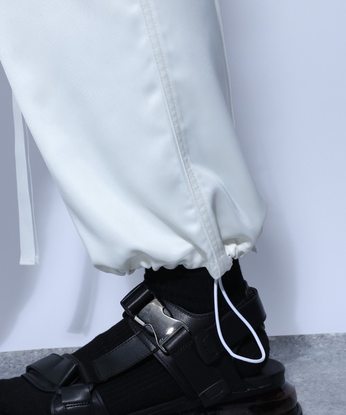 HARE（ハレ）の「サテンカーゴパンツ(HARE)（カーゴパンツ・メンズ・オフホワイト/ブラック・MEDIUM/SMALL）」の18枚目の写真