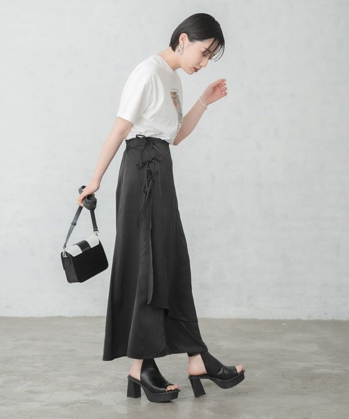 PAGEBOY（ページボーイ）の「マットメタリックサテンスカート（スカート・レディース・ブラック/イエロー系その他・FREE）」の4枚目の写真