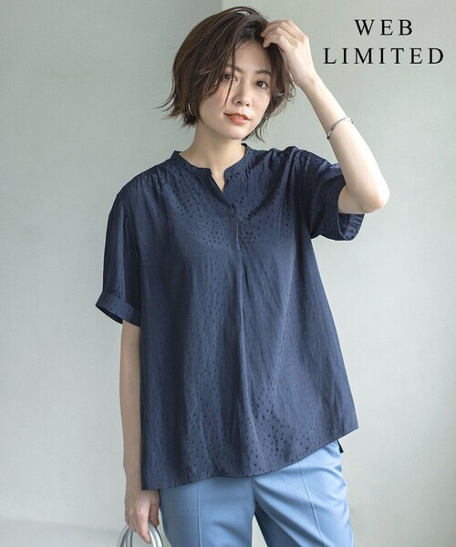 J.PRESS Ladies（J.プレス レディス）の「【WEB限定・洗える・イージーケア】MEMORIAジャカード ブラウス（シャツ/ブラウス・レディース・ベージュ系/ネイビー系/ダルブルー系・XS）」の2枚目の写真