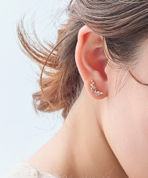 Phoebe（フィービィー）の「【シリーズ累計販売　10,000点突破！】2wayフラワリービジューピアス&イヤリング/ボタニカル/存在感◎（ピアス（両耳用）・レディース・イエローゴールド/ピンクゴールド/ゴールド系その他・FREE）」の3枚目の写真