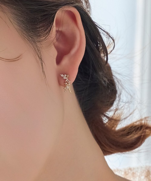 Phoebe（フィービィー）の「【シリーズ累計販売　10,000点突破！】2wayフラワリービジューピアス&イヤリング/ボタニカル/存在感◎（ピアス（両耳用）・レディース・イエローゴールド/ピンクゴールド/ゴールド系その他・FREE）」の20枚目の写真