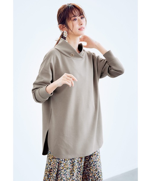 IEDIT（イディット）の「ＩＥＤＩＴ　抜け感スタンドカラーで顔まわりが華やぐ　とろぷるダンボールカットソーのロングプルオーバー（パーカー・レディース・ホワイト/ブラック/グレイッシュベージュ・MEDIUM/LARGE/X-LARGE/XX-LARGE/XXX-LARGE）」の4枚目の写真