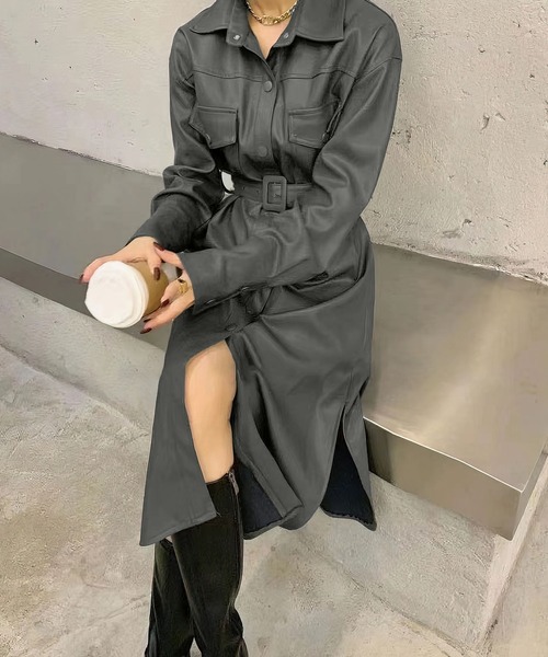 me+em select（ミームセレクト）の「バックルベルト付き　フェイクレザーシャツワンピース【数量限定販売】（トレンチコート・レディース・ベージュ/グレー/ブラック/ブラウン・FREE）」の3枚目の写真