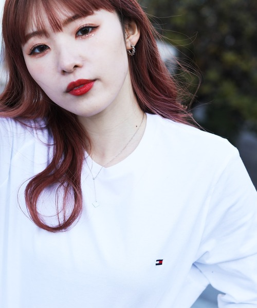 TOMMY HILFIGER(トミーヒルフィガー)の「TOMMY HILFIGER トミー ヒルフィガー Tシャツ・カットソー メンズ アパレル 長袖 ロンT 綿 無地 ロゴ ワンポイント(Tシャツ/カットソー・メンズ・ホワイト/ブラック/ネイビー/レッド/グレー/クリーム/ブルー・LARGE/X-LARGE/XX-LARGE/SMALL/MEDIUM)」の2枚目の写真