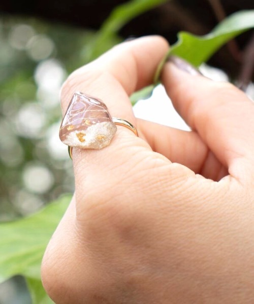 倭物やカヤ(ワモノヤカヤ)の「【倭物やカヤ】金継ぎ風リング(リング・レディース・モスグリーン/レッド/ブラウン・FREE)」の6枚目の写真